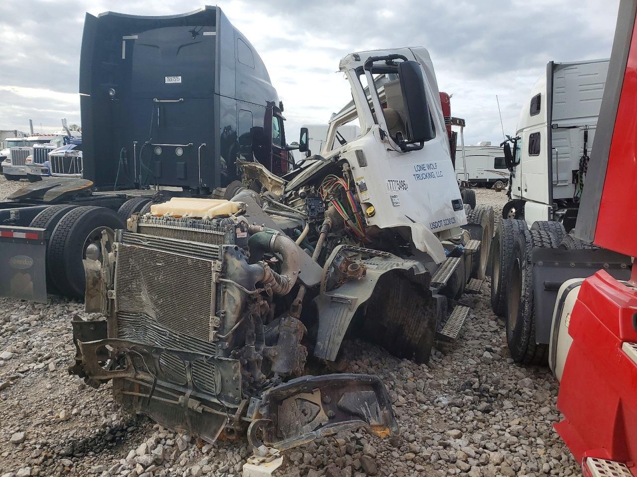 2015 Volv O VNL Semi Truck