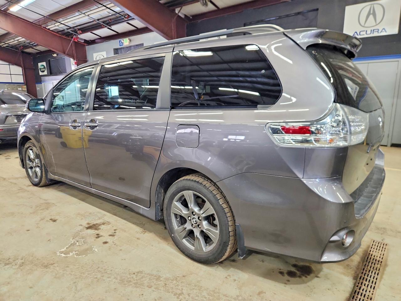 2020 Toyota Sienna se