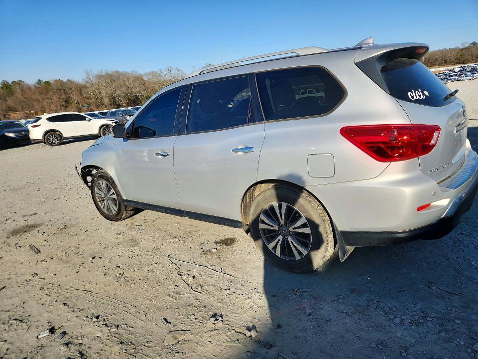 2020 Nissan Pathfinder sv