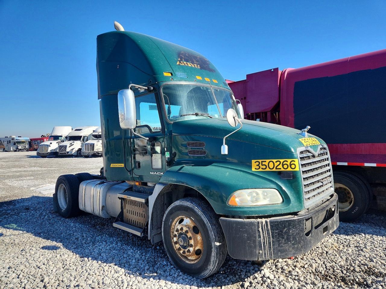 2016 Mack CXU613 Semi Truck