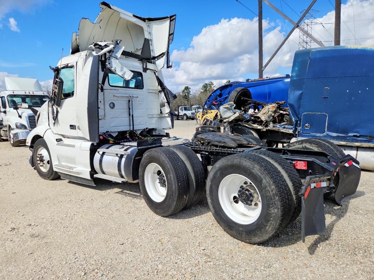 2025 Volvo VN VNL-Semi Truck