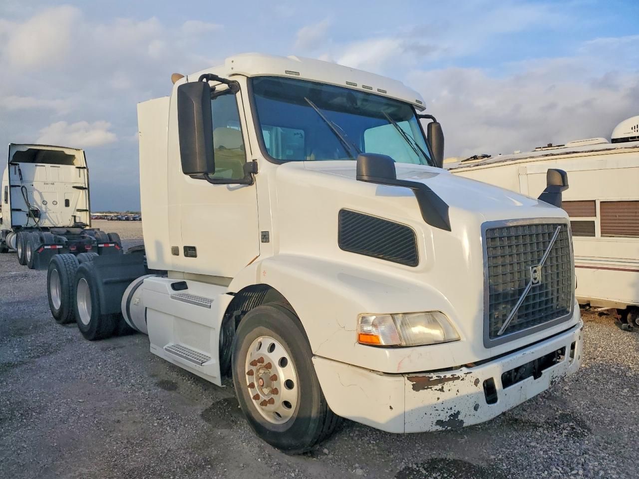 2018 Volvo VNM Semi Truck