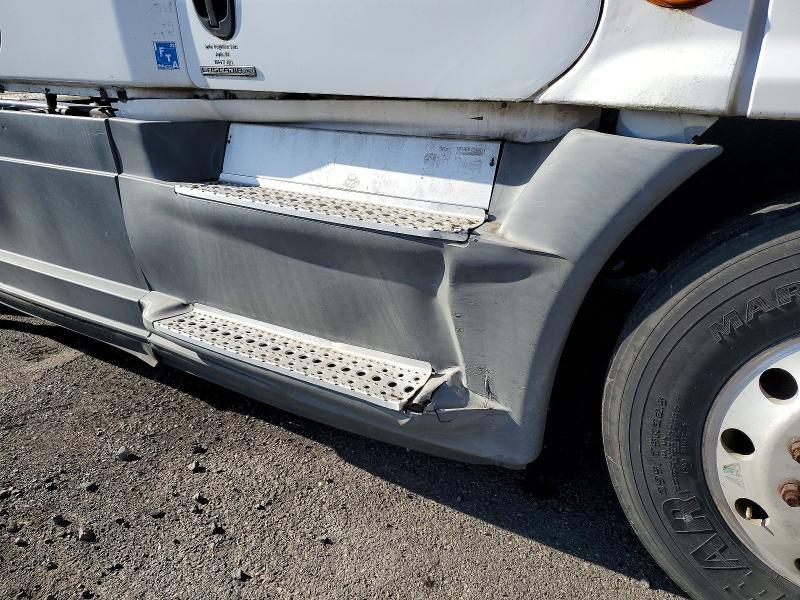 2012 Freightliner Cascadia 1-truck cab and Chassis