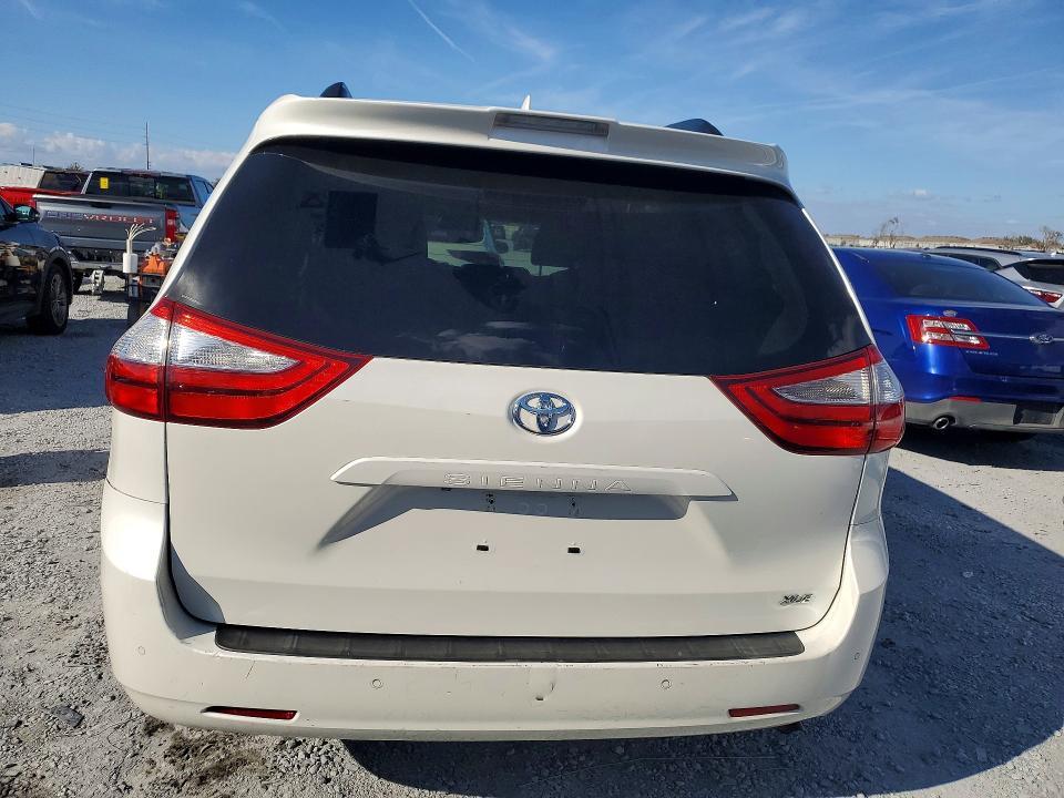 2018 Toyota Sienna xle 8-passenger