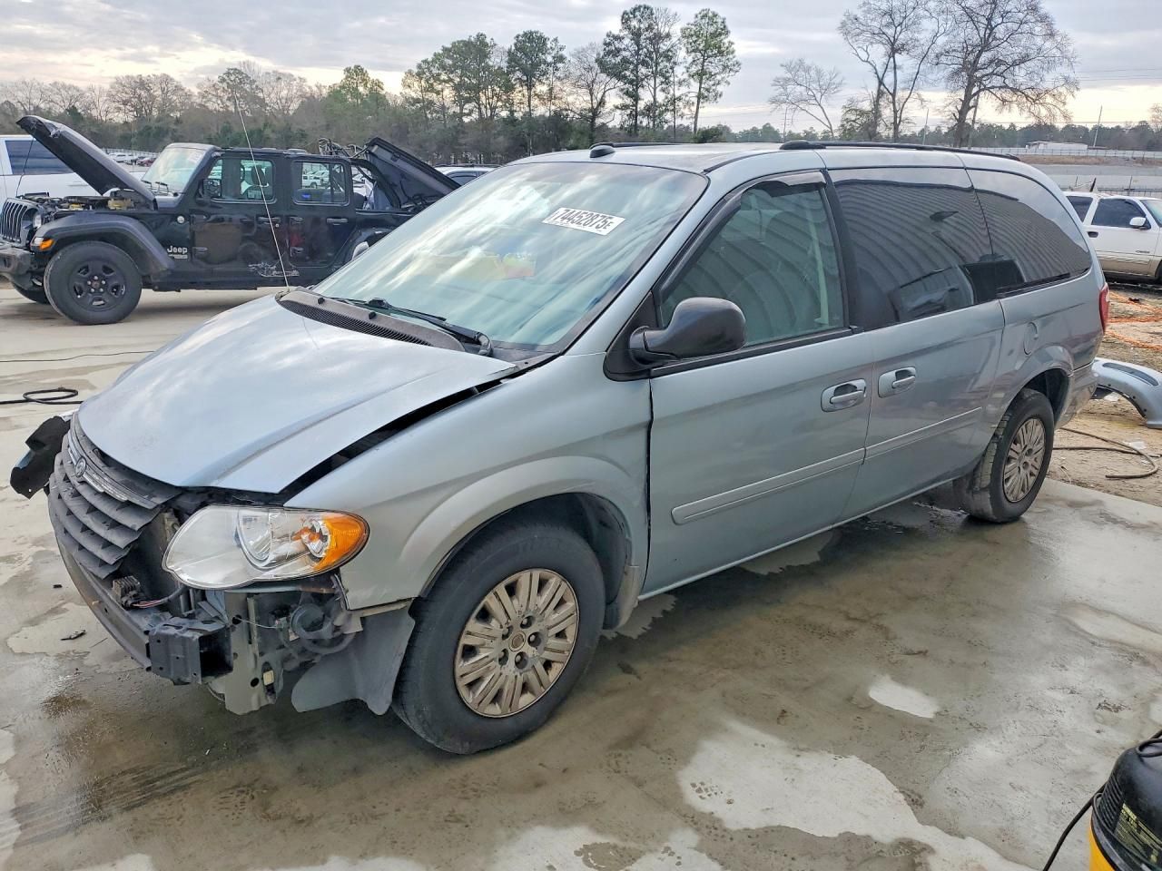 2005 Chrysler Town & Country lx