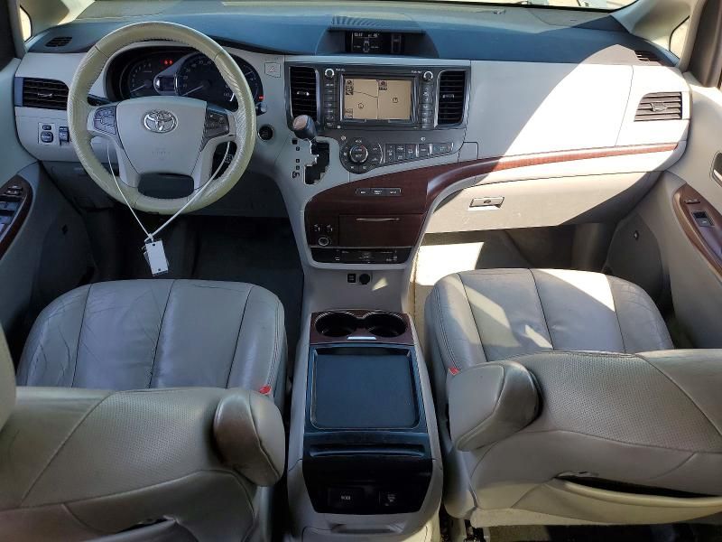 2011 Toyota Sienna xle 8-passenger