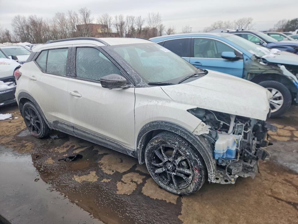 2024 Nissan Kicks sr