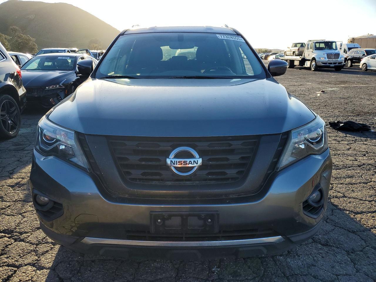 2020 Nissan Pathfinder sv