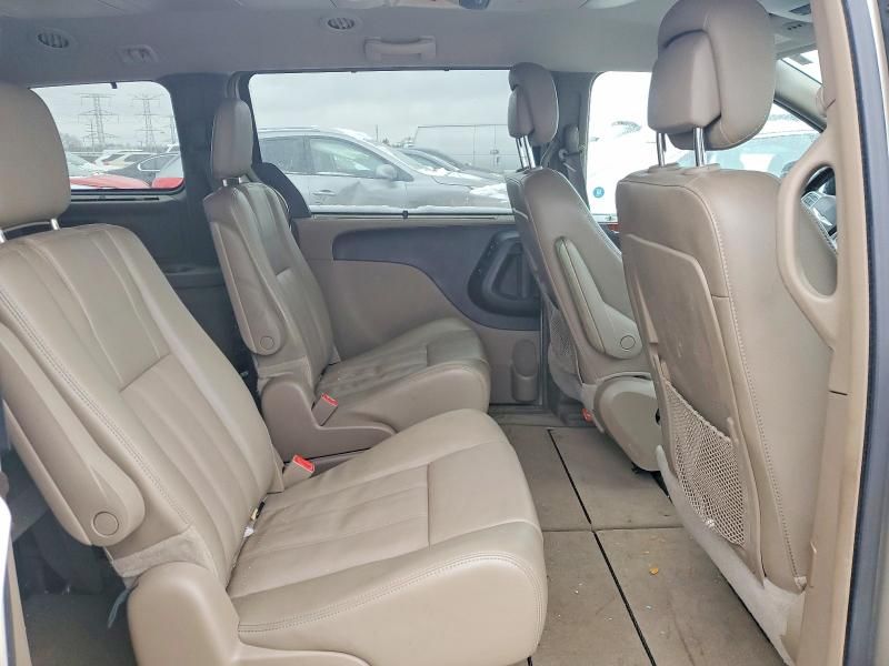 2013 Chrysler Town & Country Touring l