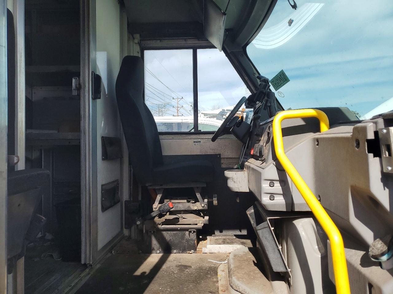 2013 Isuzu NPR Delivery Truck