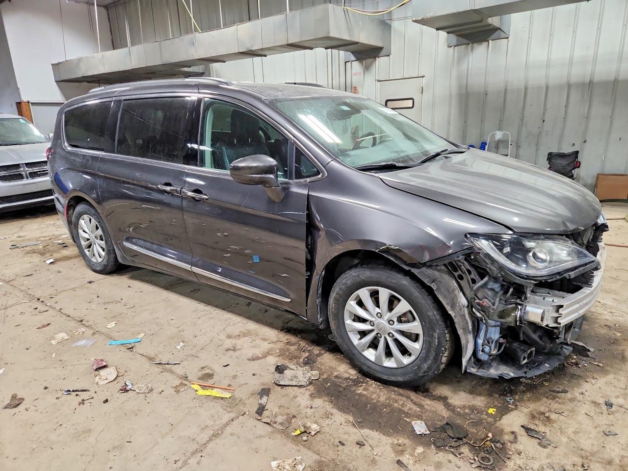 2017 Chrysler Pacifica Touring l