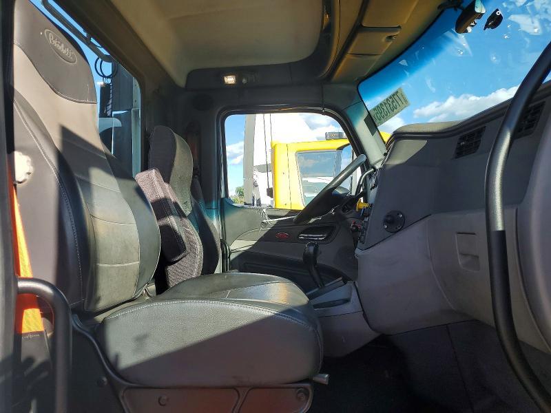 2015 Peterbilt 579 box Truck