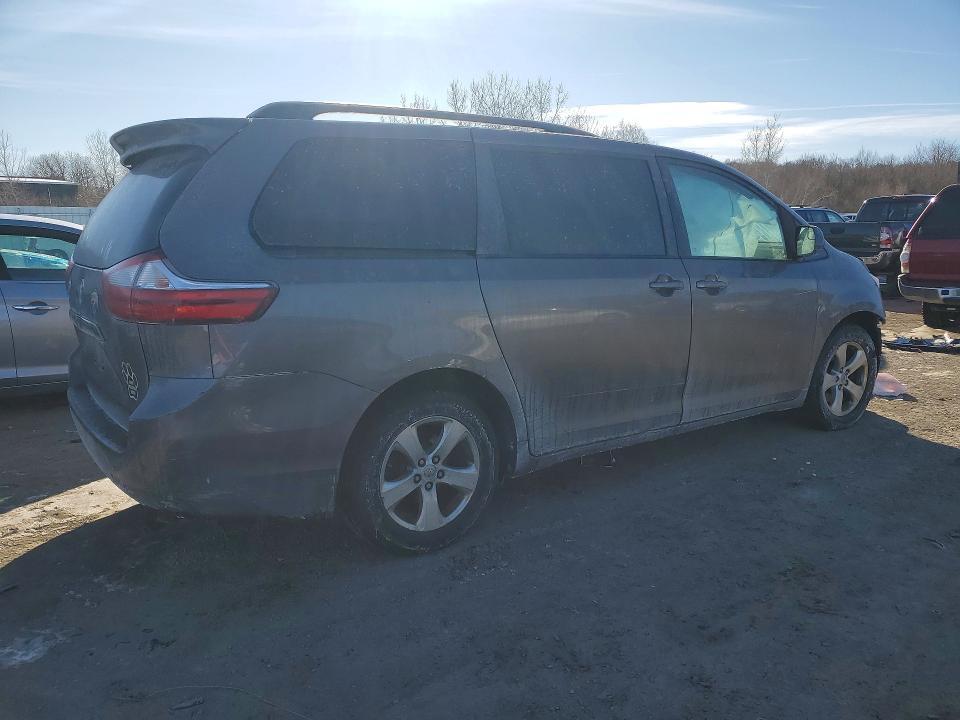 2016 Toyota Sienna le 8 Passenger