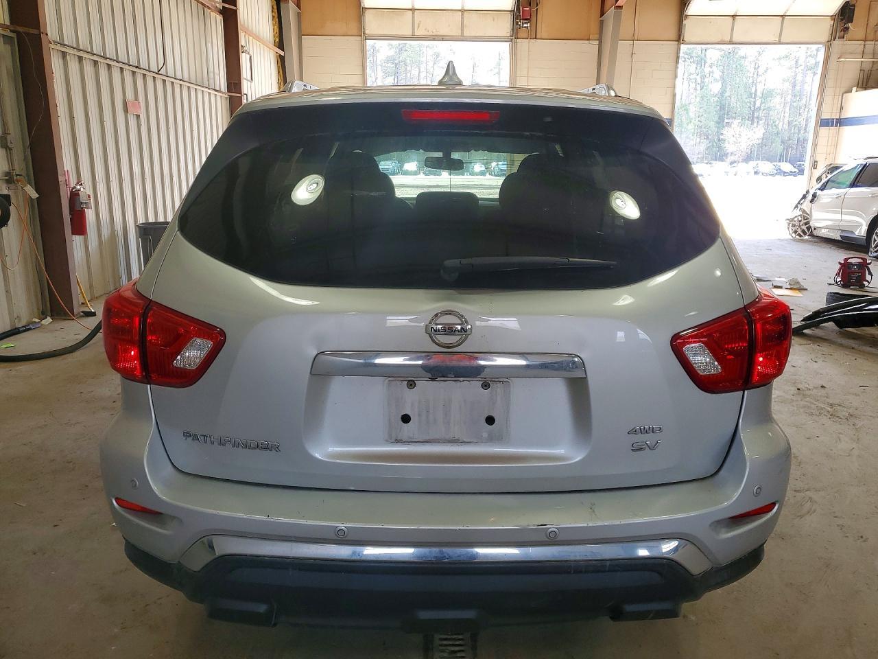 2020 Nissan Pathfinder sv