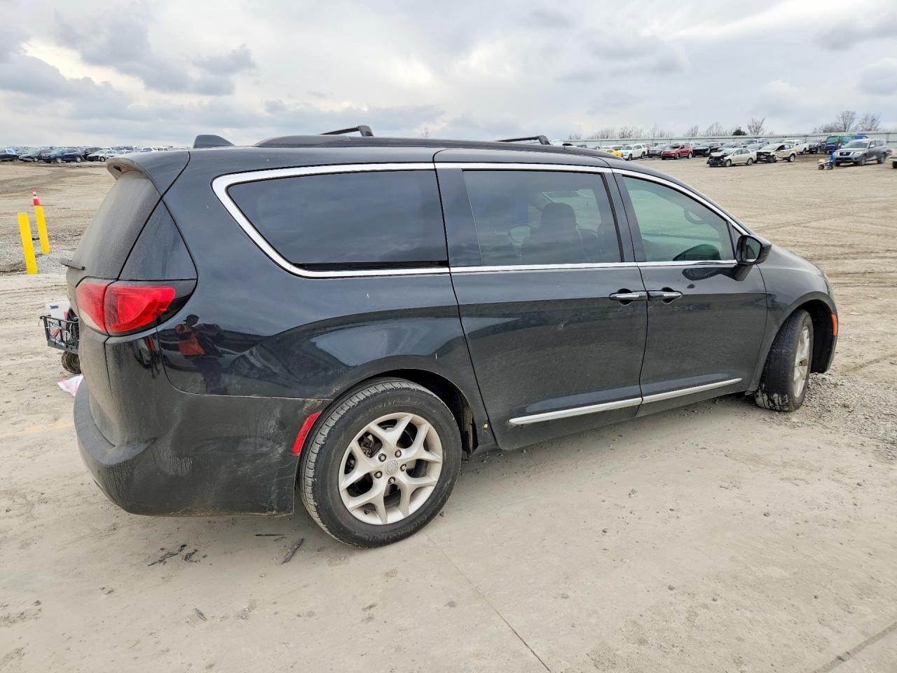 2017 Chrysler Pacifica Touring l