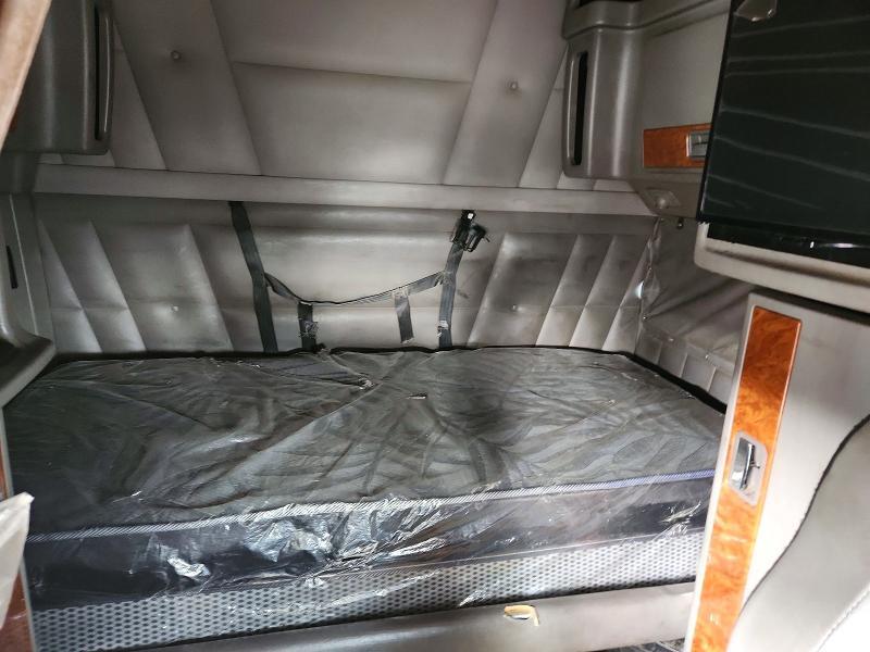 2010 Peterbilt 386 Semi Truck