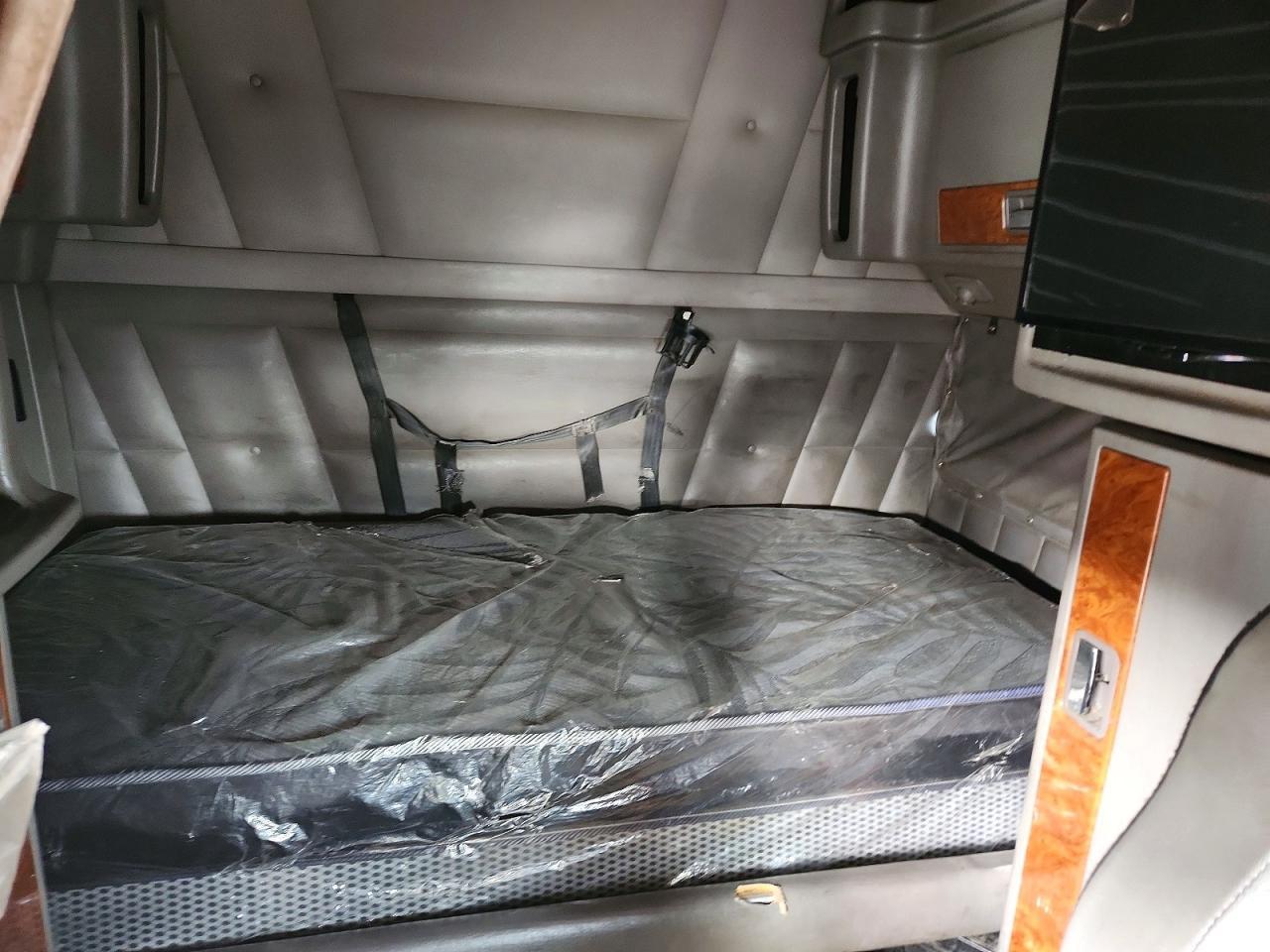 2010 Peterbilt 386 Semi Truck