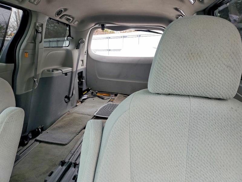 2012 Toyota Sienna le 8 Passenger
