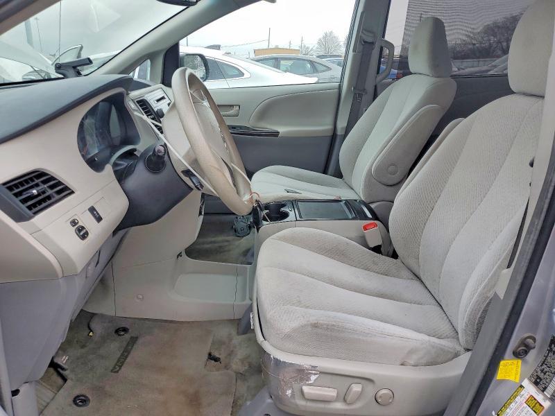 2012 Toyota Sienna le 8 Passenger