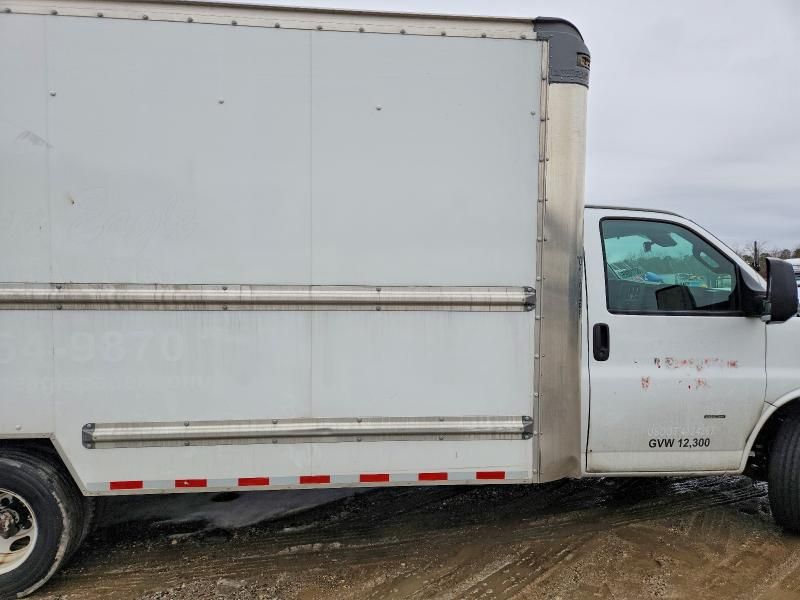 2021 GMC Savana BOX Truck