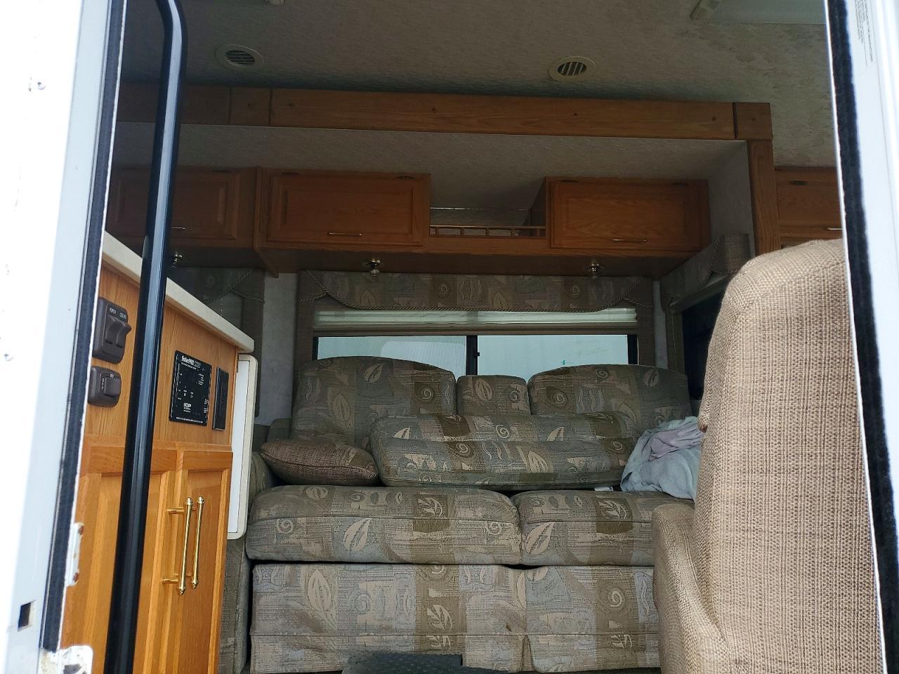 2004 Winnebago 2004 Winn Motorhome Chassis-Camper
