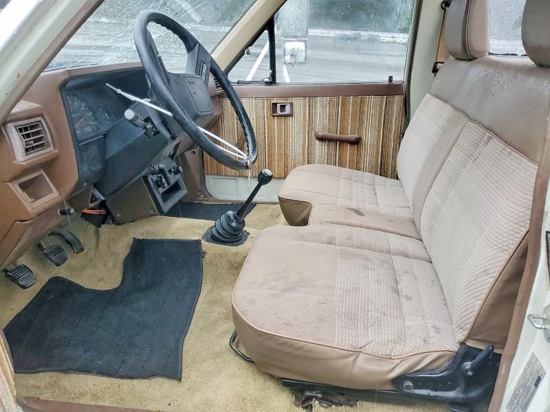 1984 Toyota Pickup Commercial / Camper RN55