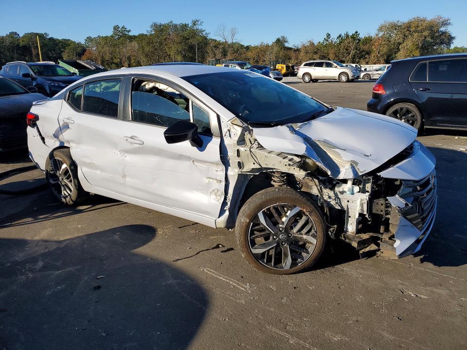 2023 Nissan Versa sr
