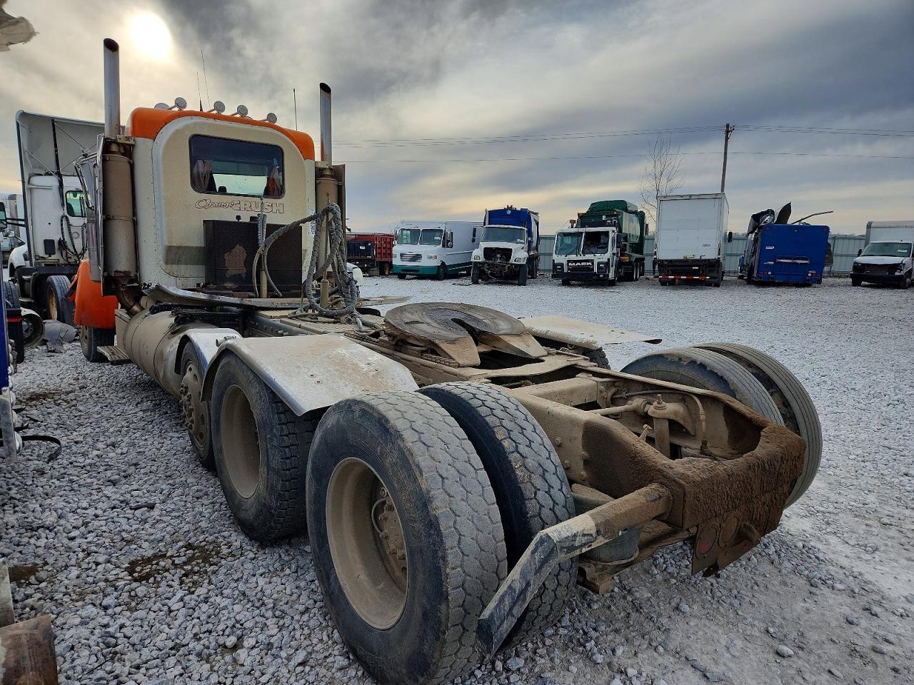 2000 Ptrb 2000 Pntw 379-Semi Truck