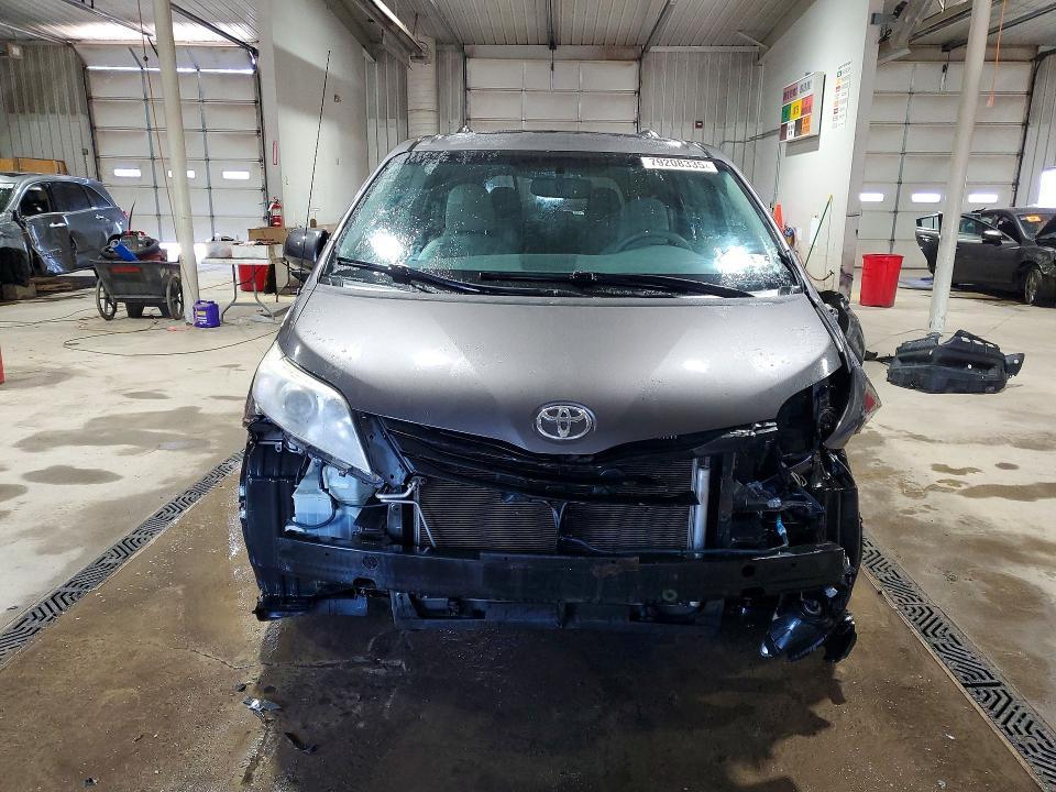 2011 Toyota Sienna le 7-passenger