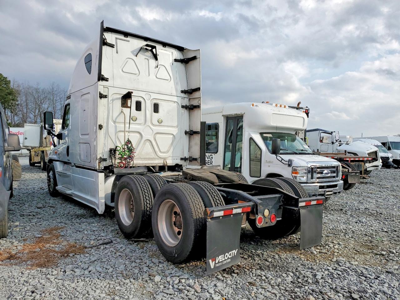 2016 Freightliner Cascadia 116 Semi Truck