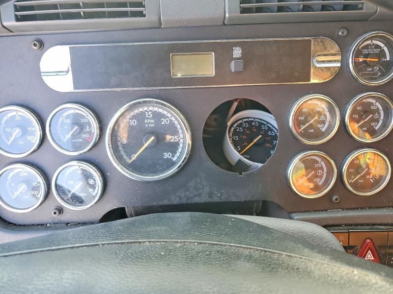 2013 Freightliner Cascadia Semi Truck