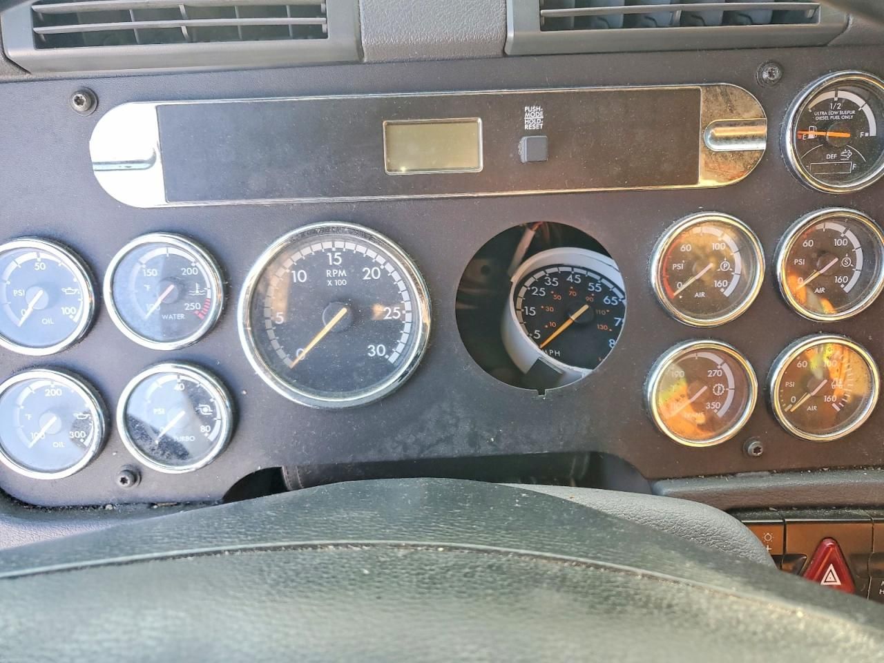 2013 Freightliner Cascadia Semi Truck