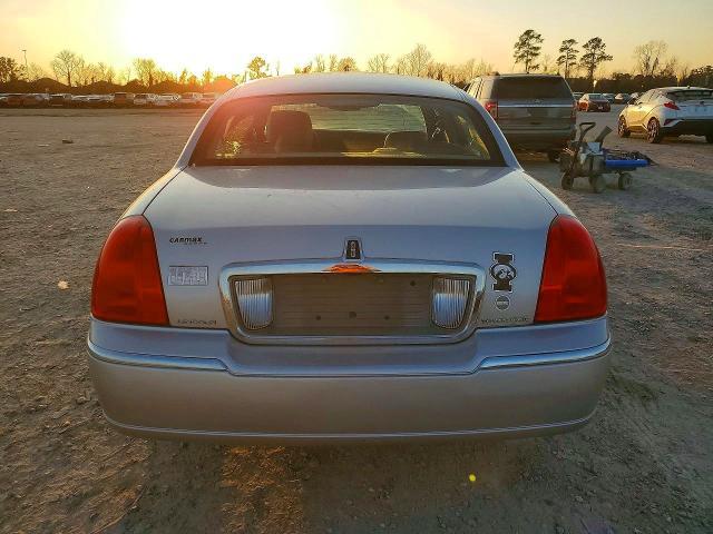 2011 Lincoln Town car Signature Limited