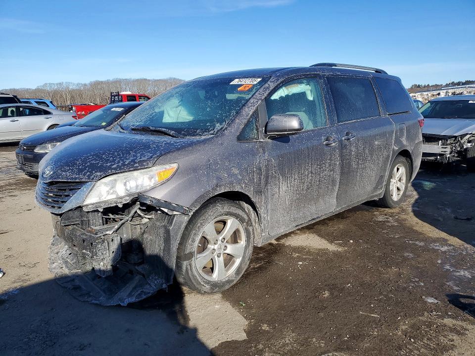 2016 Toyota Sienna le 8 Passenger