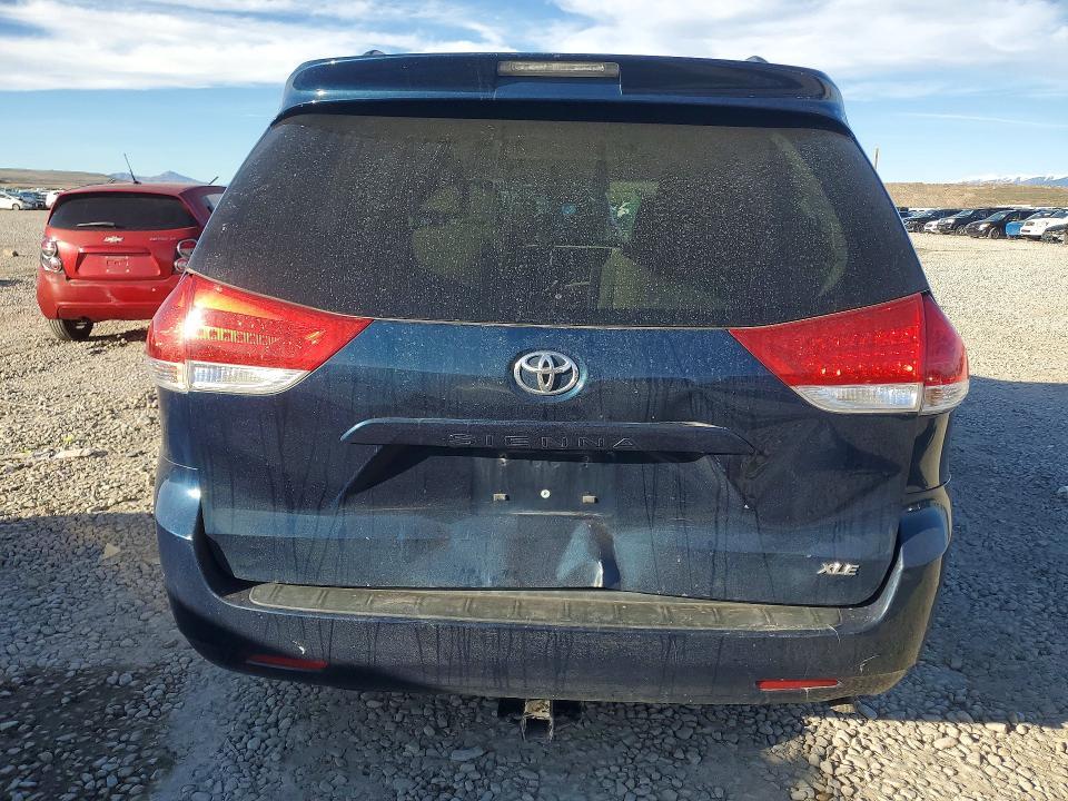 2011 Toyota Sienna xle 8-passenger