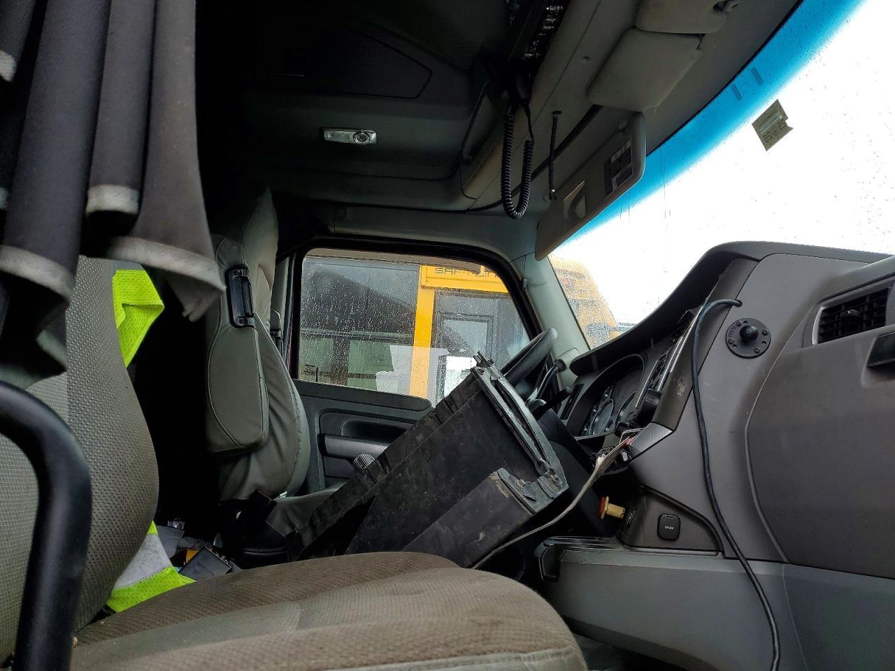 2014 Kenworth T680 Semi Truck