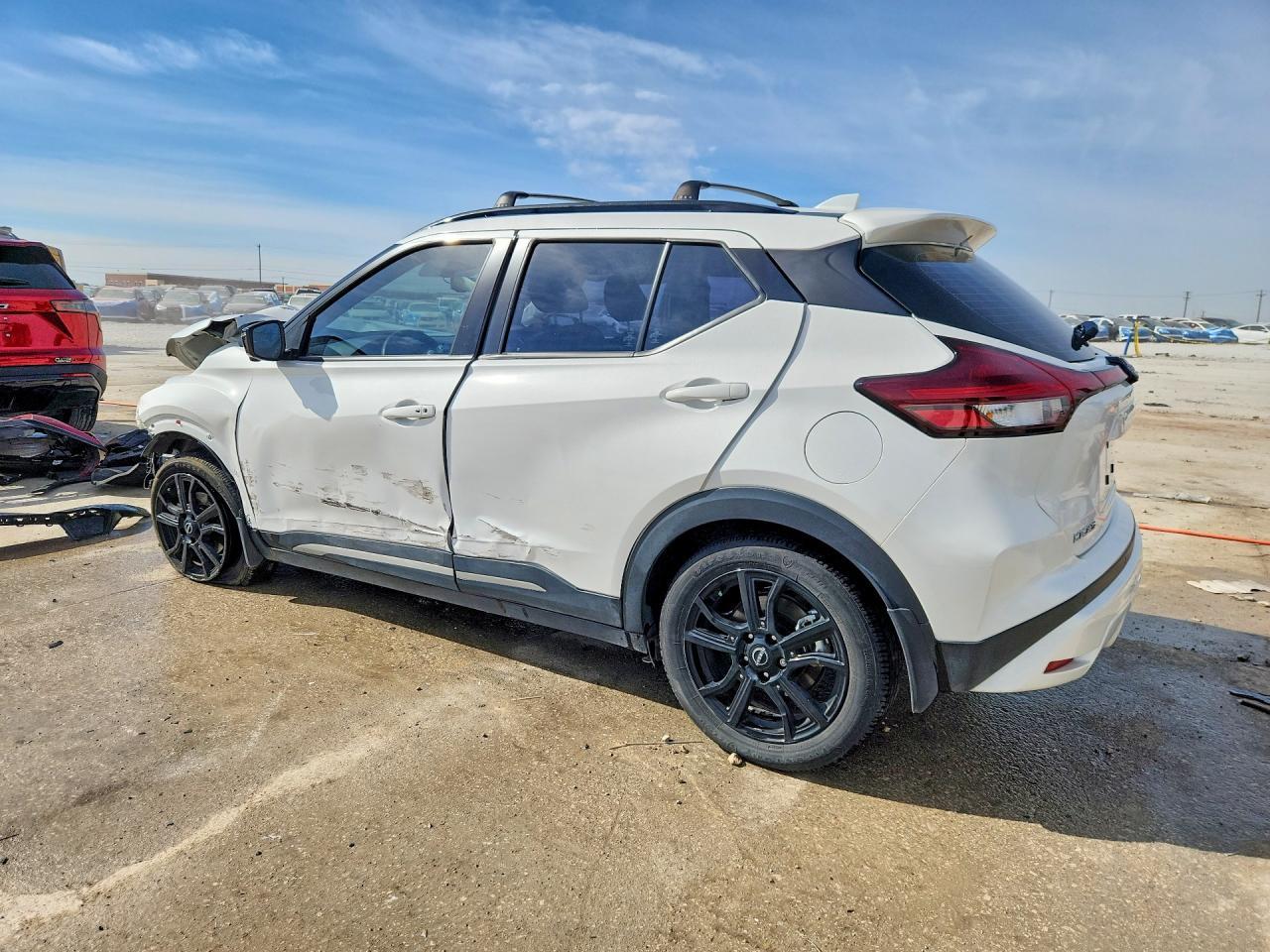 2023 Nissan Kicks sr