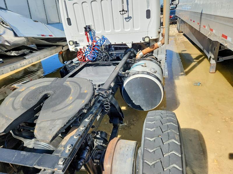 2015 Freightliner Business Class M2 Semi Truck