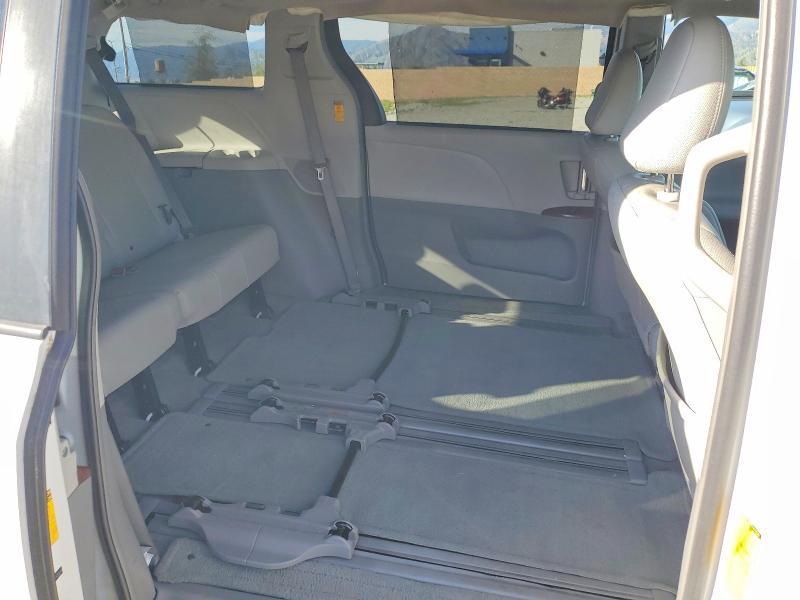 2014 Toyota Sienna xle 8-passenger
