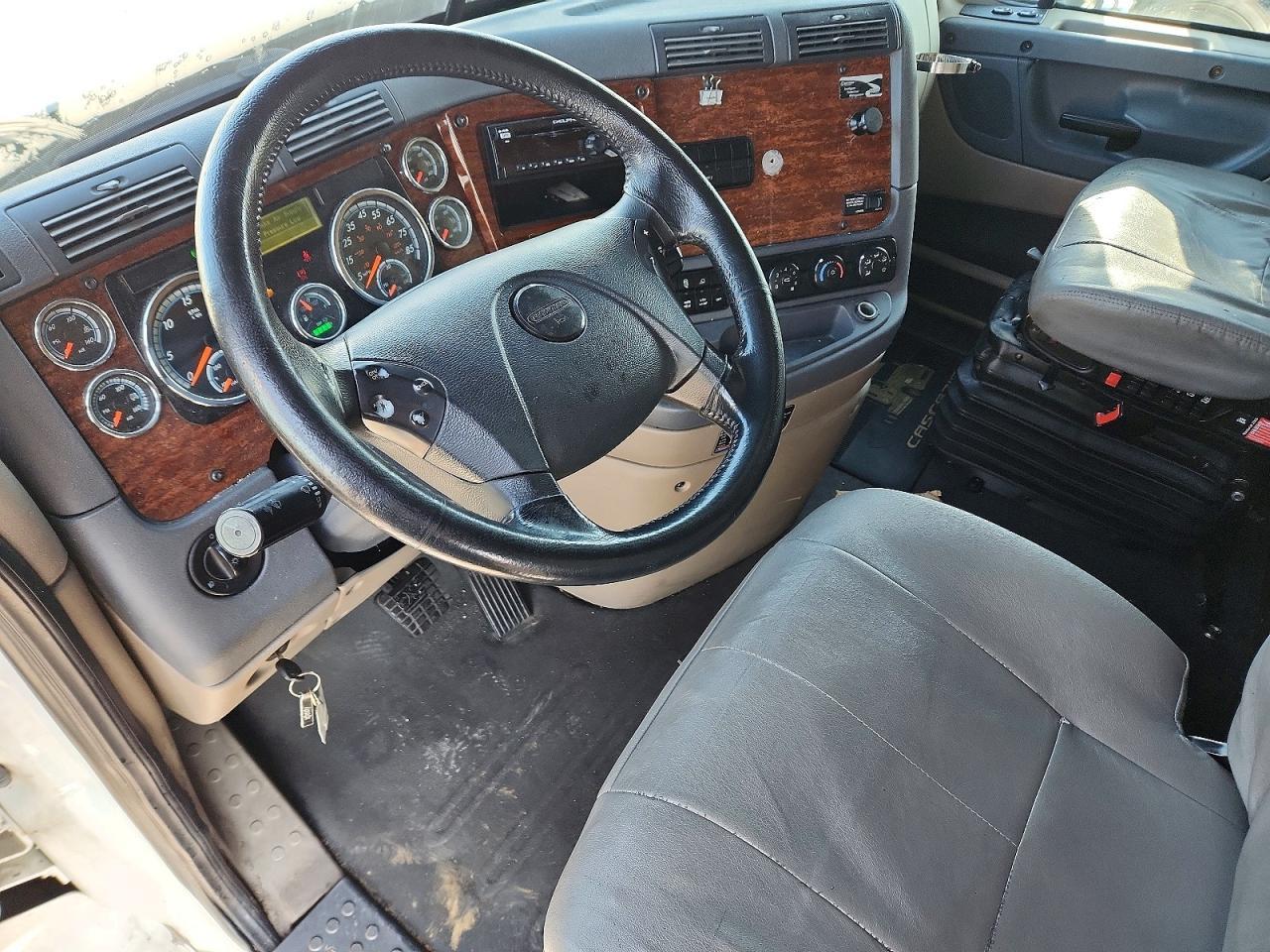 2018 Freightliner Cascadia 1 BOX Truck