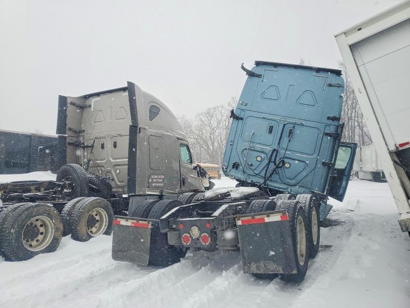 2020 Freightliner Cascadia 126