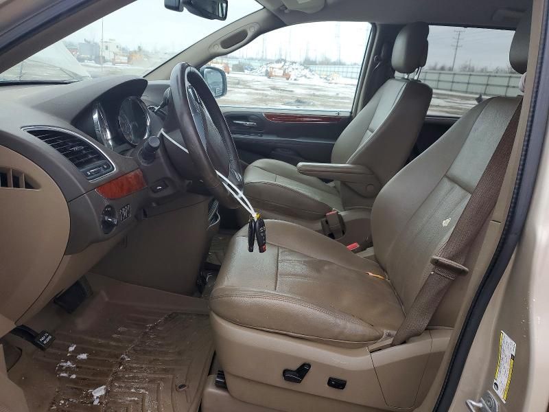 2013 Chrysler Town & Country Touring l