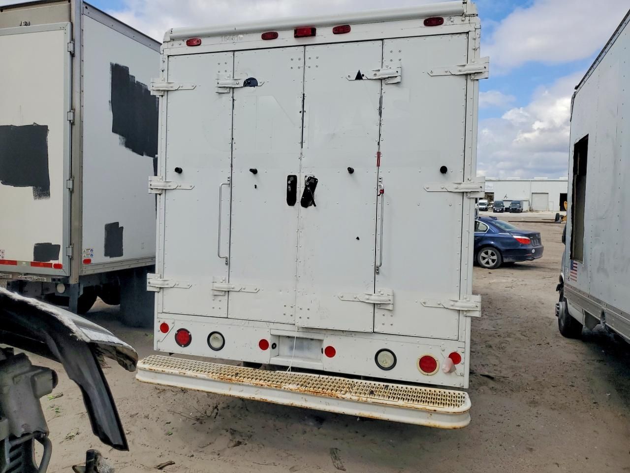 2005 Freightliner Chassis M Line WALK-IN Van