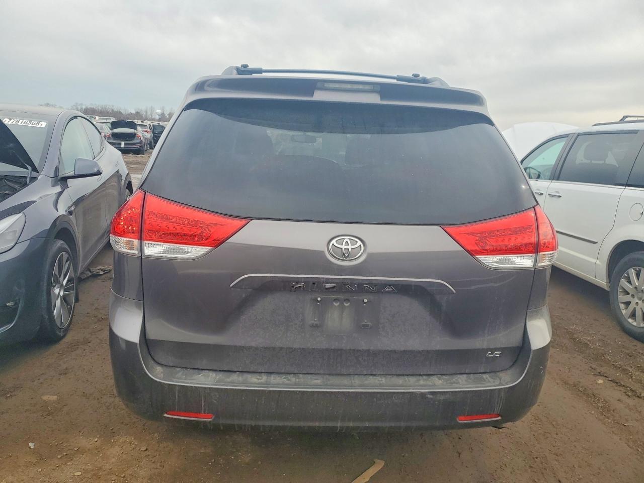 2014 Toyota Sienna le 8-passenger