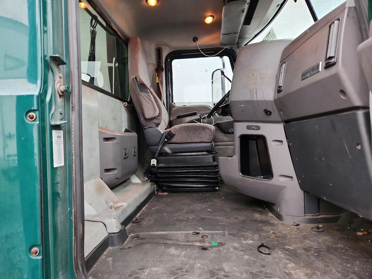 2017 Mack CX612 Semi Truck