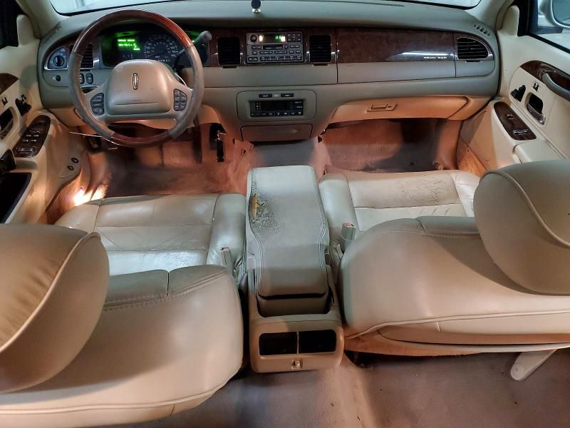 2002 Lincoln Town car Signature