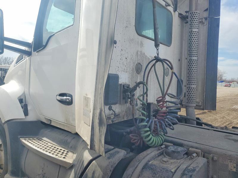 2016 Kenworth T680 Semi Truck