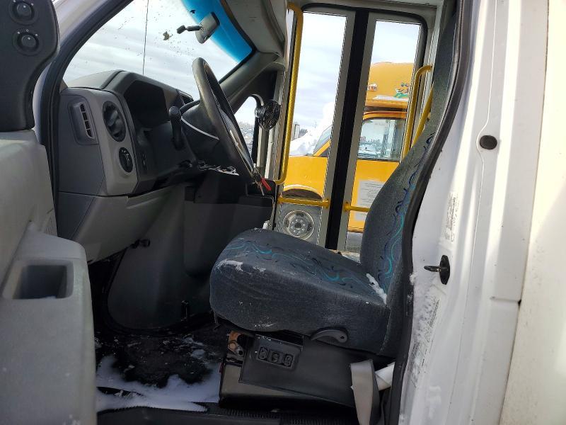 2016 Ford Econoline E450 Super Duty Cutaway Van