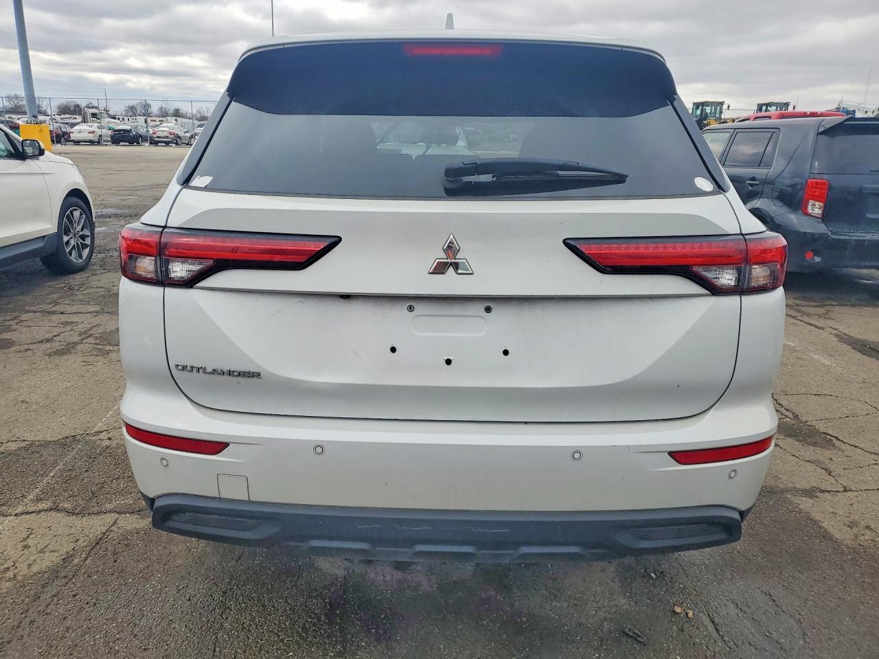 2023 Mitsubishi Outlander es