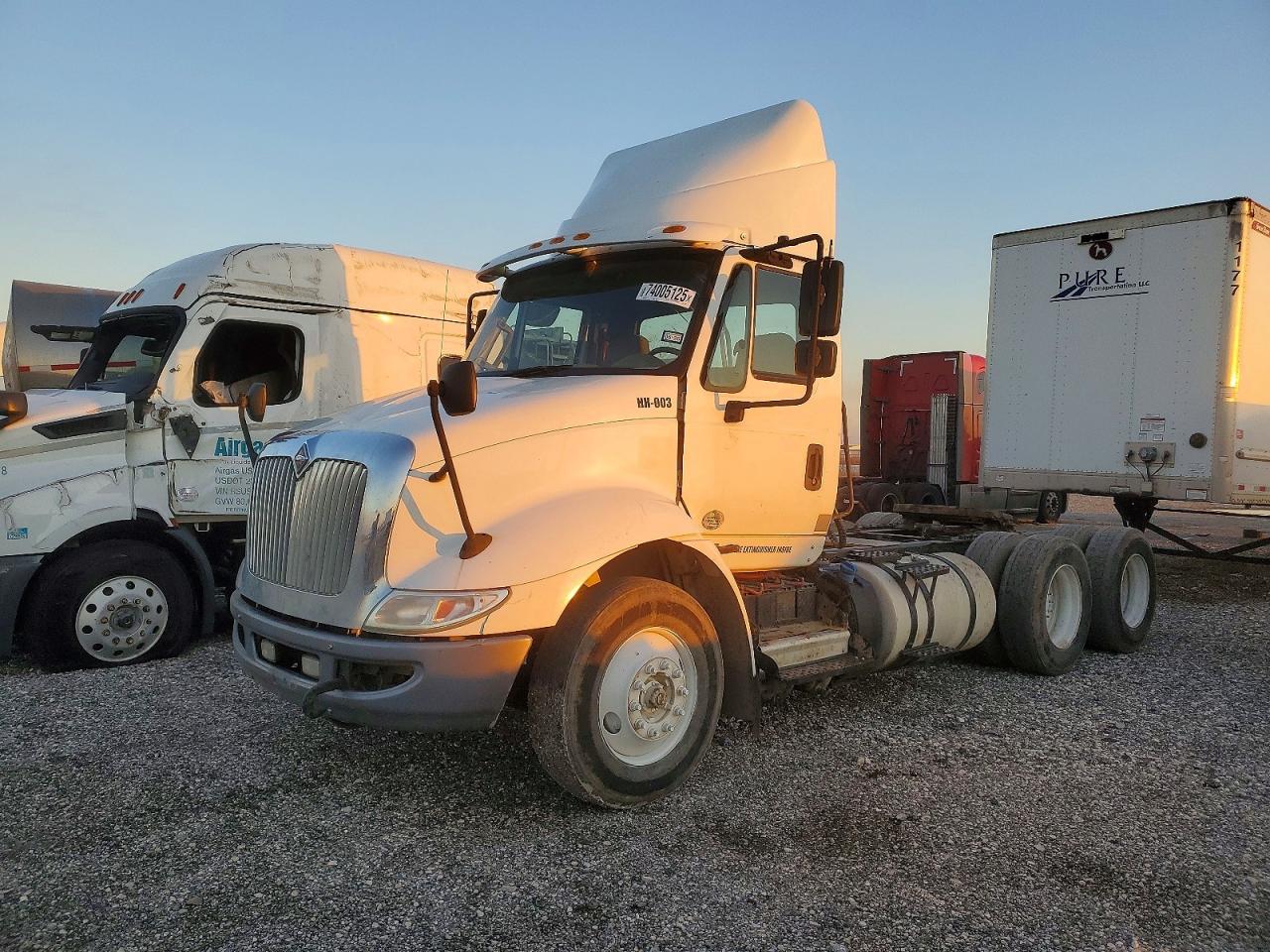 2016 International 8600 Semi Truck